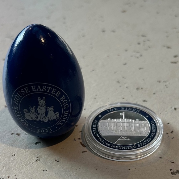 White House BIDEN Easter Blue Egg 2023 + Challenge Coin 46th President Rare Exc - Picture 1 of 4